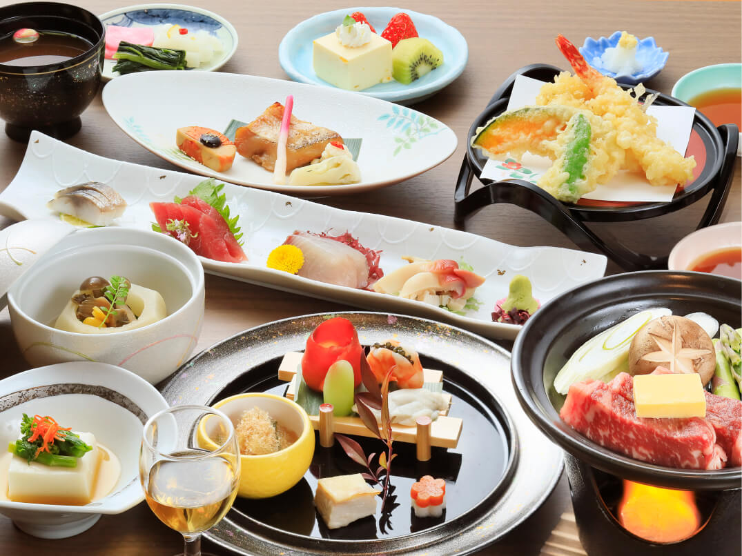 お刺身やステーキ、天ぷらや焼き魚など、おかずやデザートまで用意された和食会席