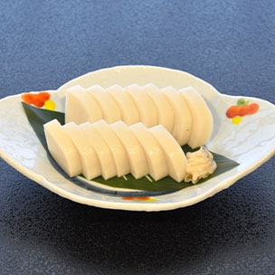 きれいにお皿に並べられている白色の籠清のかまぼこ