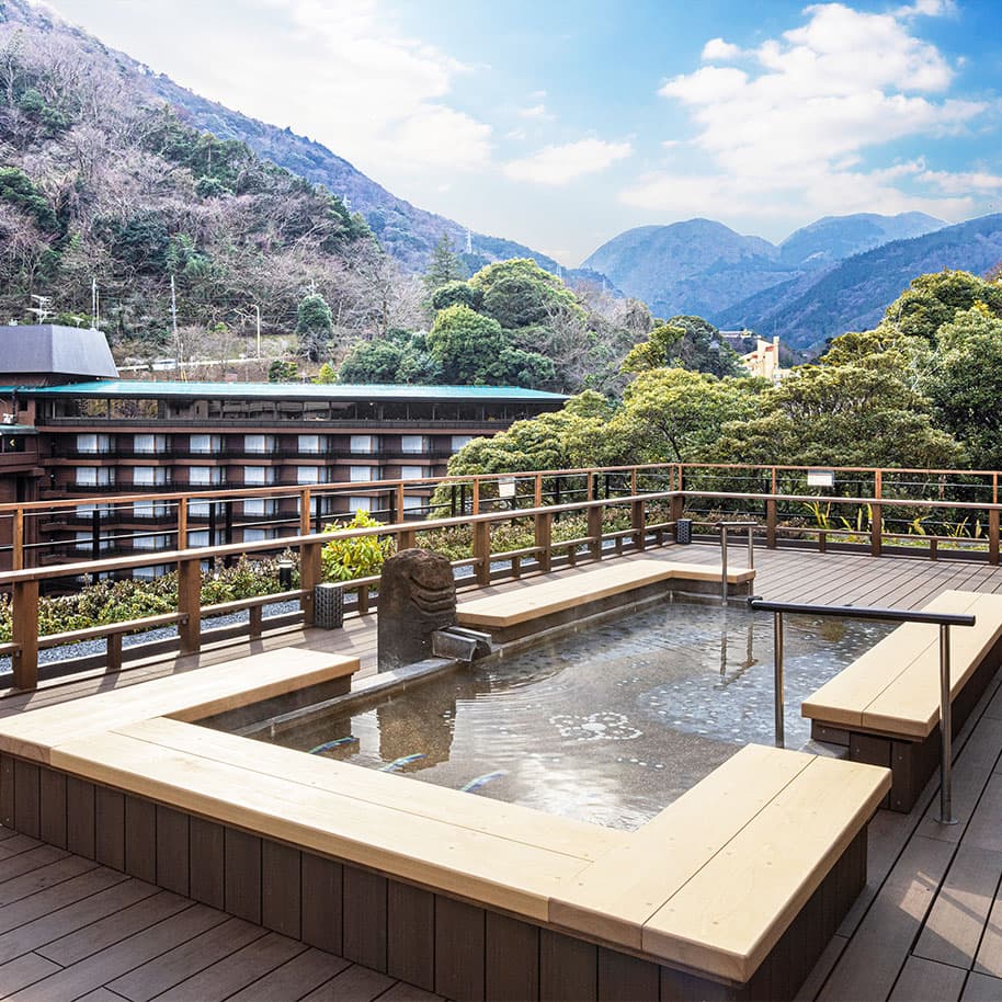 窓が多く、家具が揃った広い部屋の様子を示す画像