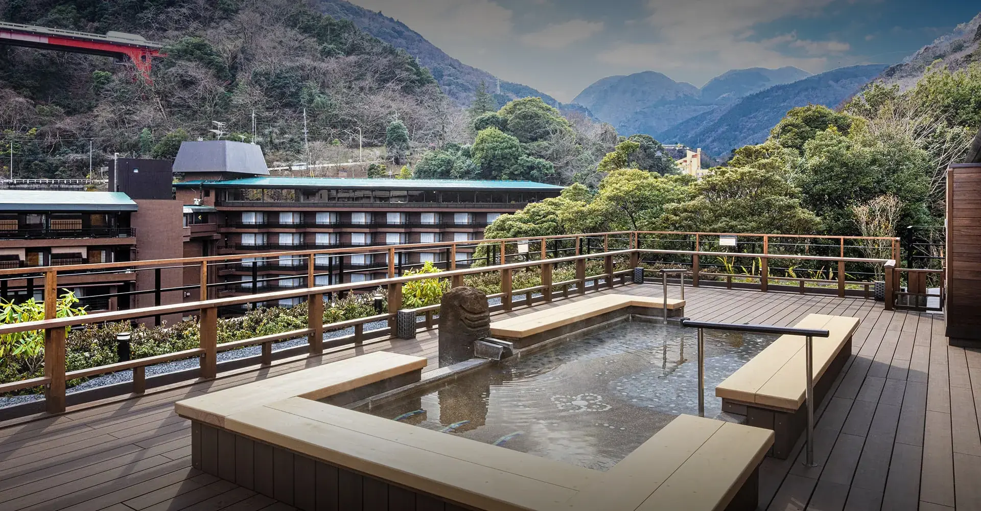 ホテルおかだの見晴テラス足湯。箱根の山々を望む開放的な空間で、自然を感じながらゆったりとくつろげます。